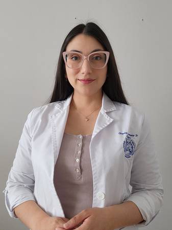 Claudia Zamorano - Medicina General: Atención Humanizada y Seguimiento Integral
- Control de salud y medicina preventiva.
- Control de enfermedades crónicas.
- Revisión, interpretación y solicitud de exámenes.
- Consejería y educación sobre salud.
- Derivaciones oportunas.
- Emisión de licencias médicas (según evaluación y criterio médico).
- Emisión de certificados.
