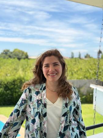Belén Hevia Mattera - Psicóloga especialista en psicoterapia de niños, jóvenes y sus familias. Magíster en Psicología Clínica, mención en Psicoterapia Integrativa. Trabajo desde un enfoque integrativo y relacional, orientado al vínculo y al desarrollo emocional. Cuento con experiencia en infancia, adolescencia, etapa universitaria y adultez joven. Tengo formación en neurociencias aplicadas a la salud mental y regulación emocional, y trabajo con personas con características diversas, incluyendo personas altamente sensibles, con dificultades de atención y concentración, altas capacidades y quienes han presentado crisis psicogénicas. Además, estoy formada en Theraplay (Nivel 1, Nivel 2 y modalidad grupal/comunitaria) y soy miembro del equipo Theraplay Chile. Formación en Conscious Discipline (Nivel 1)