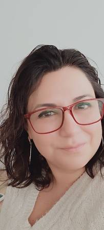 Elisa Aguirre - Psicóloga clínica con 25 años de experiencia en trauma relacional y trauma complejo. Acompaño a adultos con huellas de infancia y de vínculos significativos a comprender lo que hoy se manifiesta como malestar, hacerlo consciente y avanzar en un proceso de reparación. Trabajamos para que lo vivido no siga gobernando el presente.