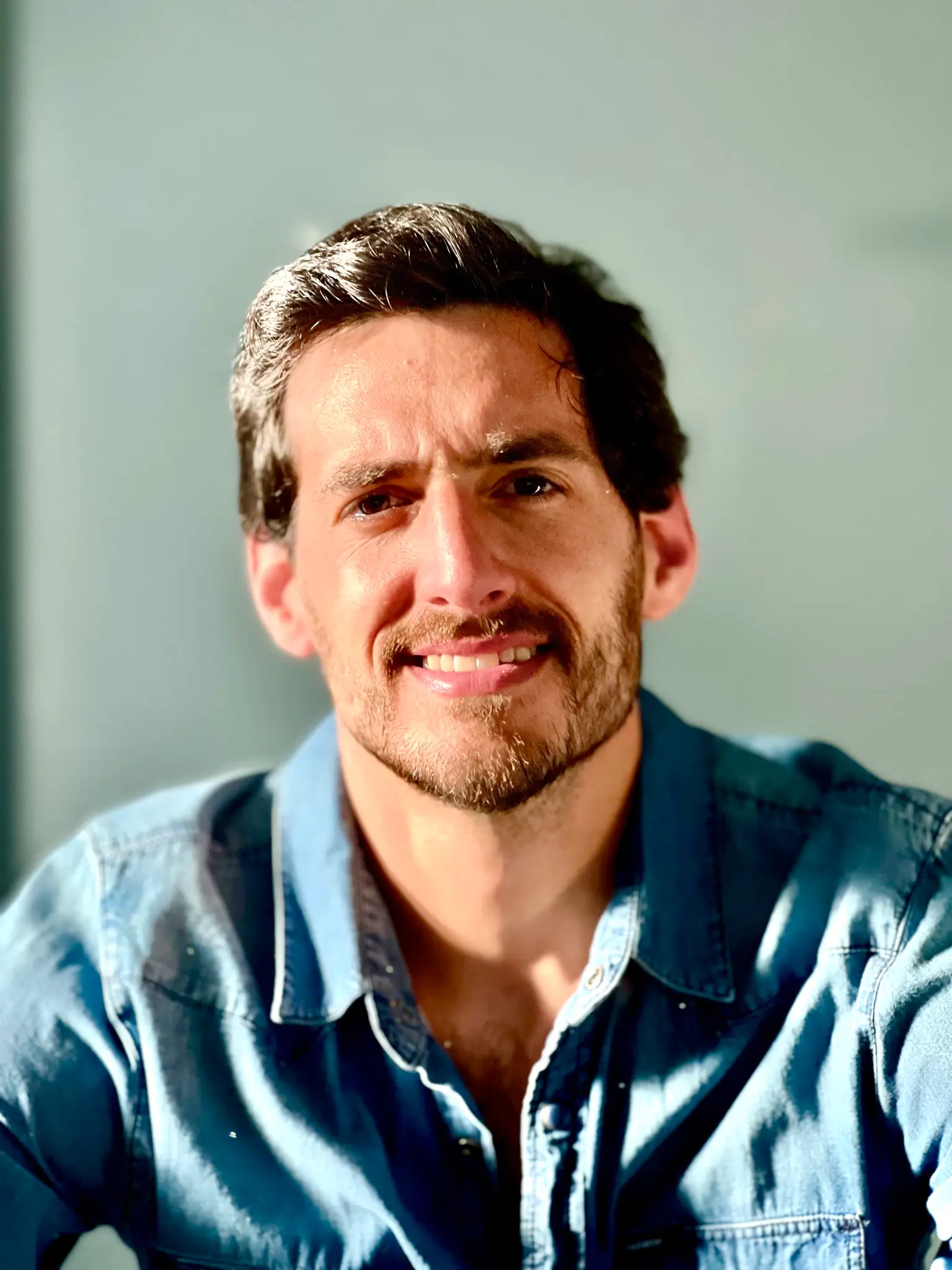 Juan Pablo Lema - En un mundo que no para y que te estresa, te invito a parar, para que dejes de pensarte y te empieces a vivir.