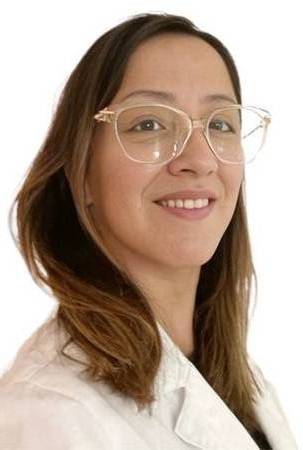 Dra. Camila Reyes Piña - Médica cirujana con enfoque en salud mental del adulto. Diplomados en Neuropsiquiatría del Adulto, Medicina del Sueño, Salud Mental y Psiquiatría, y Medicina de Urgencia del Adulto.