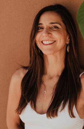 Claudia Vallejos Larrondo - Coach, Profesora de Yoga y Consultora de Bienestar Organizacional