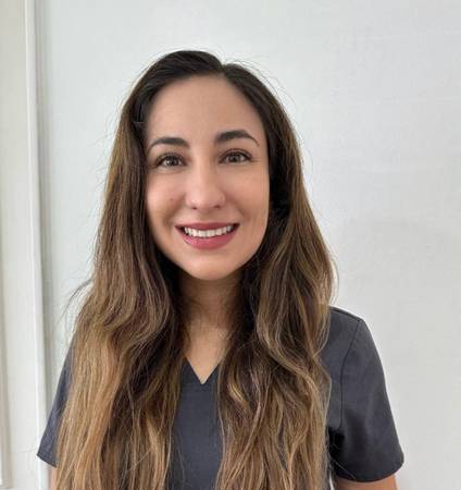Loreto Arenas Peric - Psicóloga Clínica y Fonoaudióloga | Evaluación de Autismo (ADOS-2, ADI-R), TDAH y Altas Capacidades (WISC-V) | Acompañamiento en ansiedad, regulación emocional, vínculo e interacción social