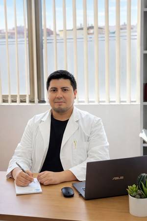 Dr Manuel Salazar Z.