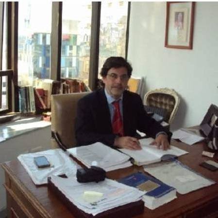 Abogado Hugo Bello . - Abogado y Magíster Derecho LLM ; Juez Árbitro y Ex Profesor Universitario . Asesor Litigios Civiles - Comerciales y Bienes Raíces - Emprendedores y Empresas.