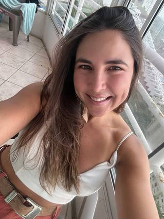 Nutricionista Mariana Jofré - Creo que vivir con diabetes tipo 1 no debería ser una lucha constante.
Durante años he visto cómo el miedo, la culpa y la exigencia excesiva terminan alejando a las personas de su propio cuerpo.
Acompaño a quienes viven con DT1 a comprender su diabetes, tomar decisiones con seguridad y recuperar la calma en su día a día, sin juicios ni restricciones extremas.
También vivo con diabetes tipo 1, y trabajo desde la experiencia real y la ciencia, para que puedas construir una relación más amable y sostenible con tu salud.