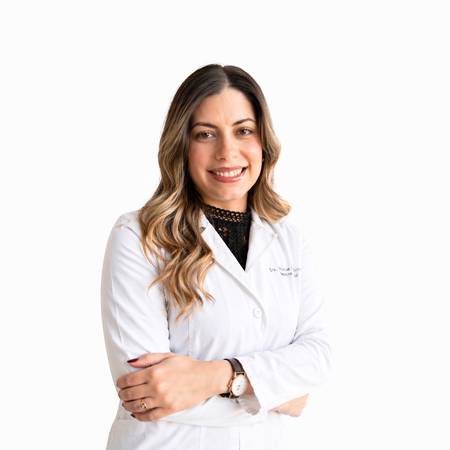 Dra. Yanira Riverón - Médico General, Magíster en Nutrición y Alimentación Universitat de Barcelona. Diplomado en Obesidad Pontificia Universidad Católica de Chile.